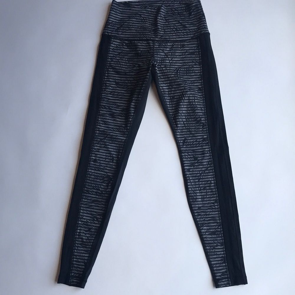 EUC Women’s Lululemon mesh legging Size 8